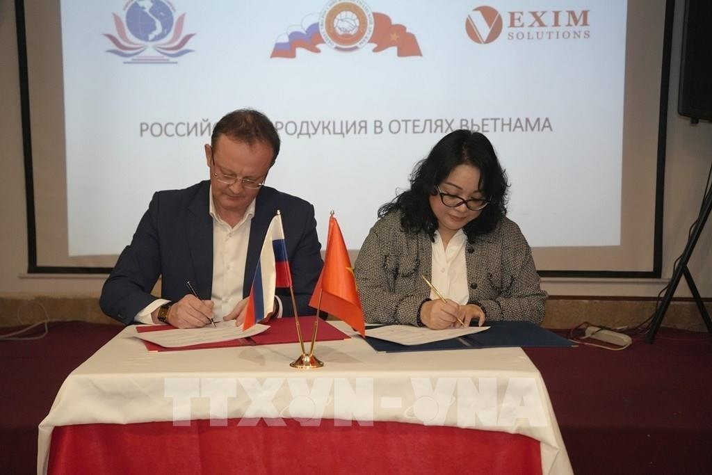 Representative of the Vietnam Automation Association in Russia Mai Hong (R) and Chairman of the Russia-Vietnam Trade Association Alexander Karpov sign a cooperation memorandum of understanding (Photo:VNA)