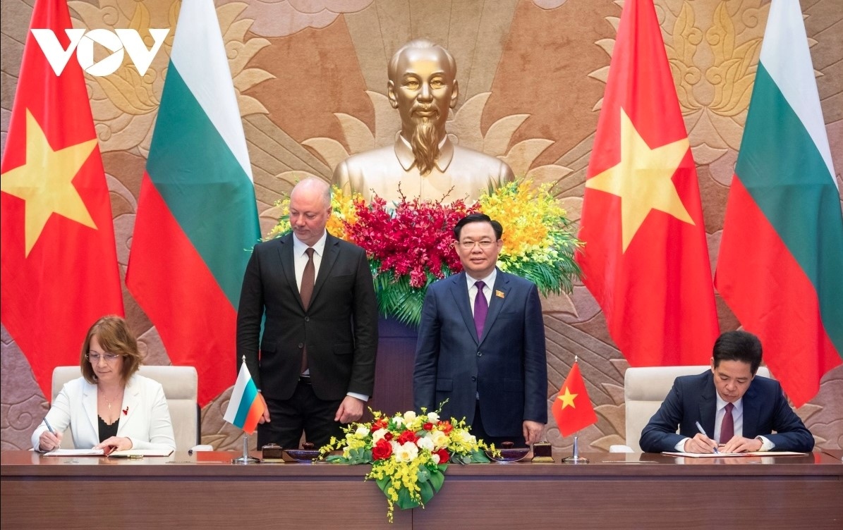 The two NA leaders witness the signing ceremony of the cooperation document