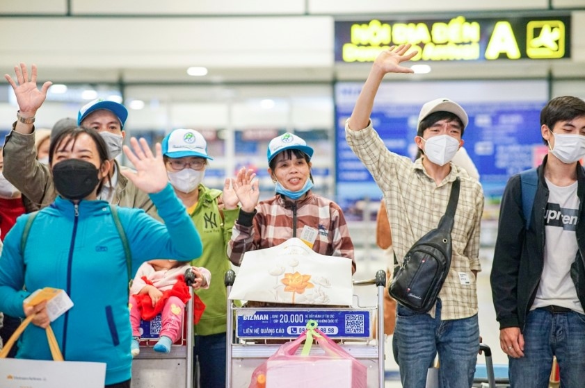  Vietnam Airlines will transport free of charge disadvantaged workers back to their hometowns for welcoming the upcoming Lunar New Year (Tet) holiday.