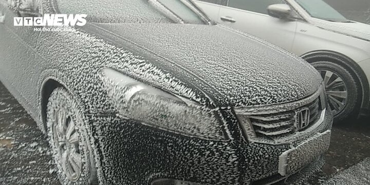 A layer of frost blankets cars in Lang Son province, as temperatures plunge below 0 degrees Celsius on January 23.
