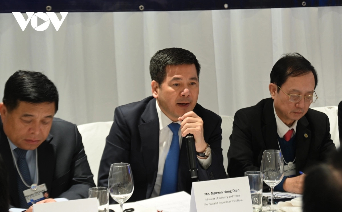 Industry Minister Nguyen Hong Dien answers businesses' questions regarding the government's incentive policies for foreign businesses in Vietnam