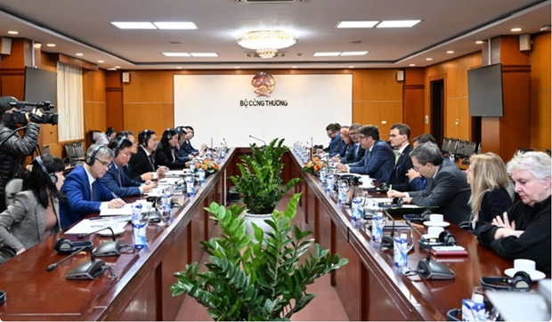 Deputy Minister of Industry and Trade Nguyen Sinh Nhat Tan meets with Parliamentary State Secretary at the Federal Ministry for Economic Affairs and Climate Action Michael Kellner in Hanoi on January 23. (Photo courtesy of Industry and Trade)