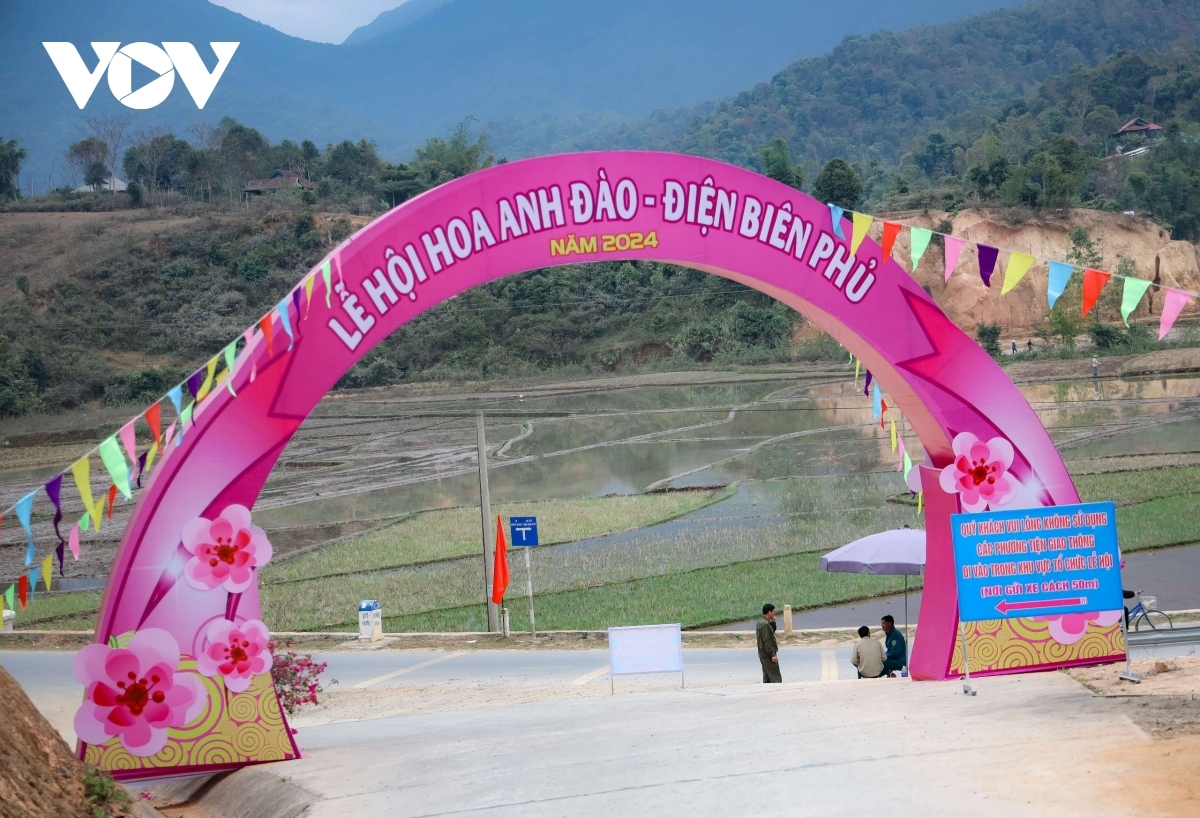 The striking colour of cherry blossoms and the annual cherry blossom festival has turned the once deserted island into an attractive destination to both domestic and foreign tourists. Dien Bien aims to welcome 1.3 million arrivals and earn over VND2 trillion in revenue in 2024.