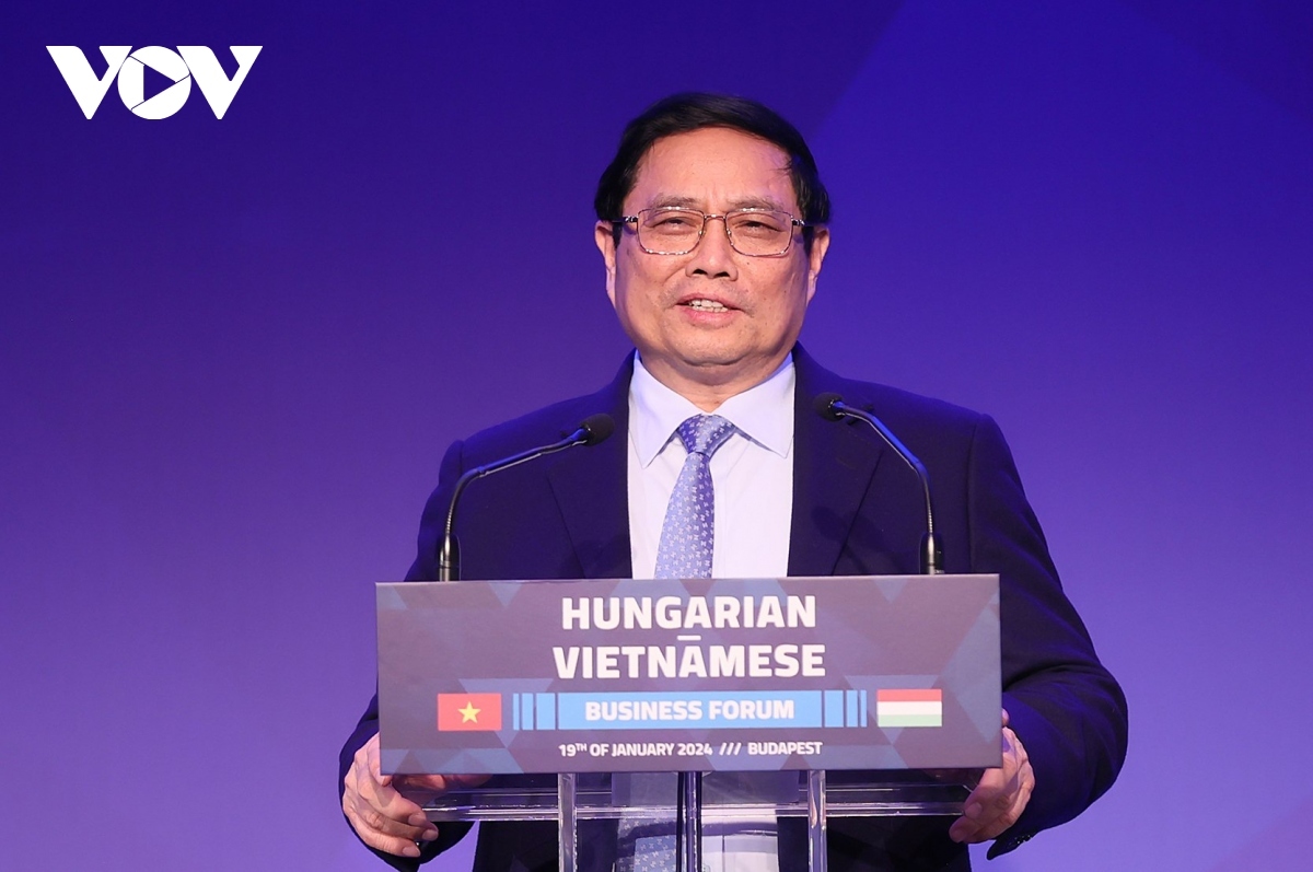 Vietnamese Prime Minister Pham Minh Chinh briefs the forum on Vietnam's development potential and calls on Hungarian businesses to explore investment opportunities in Vietnam