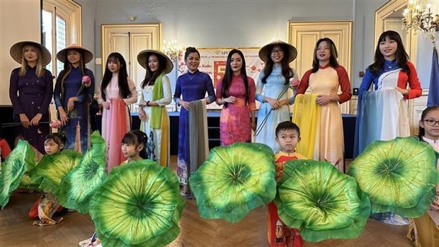 A show of "ao dai" takes place at the Vietnamese culture promotion event in Paris.