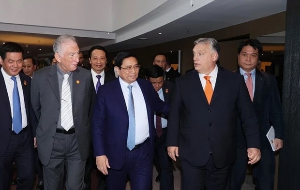 PM Pham Minh Chinh (centre) and his Hungarian counterpart Viktor Orban (second, right) attend a business forum between the two countries in Budapest on January 19. (Photo: VNA)