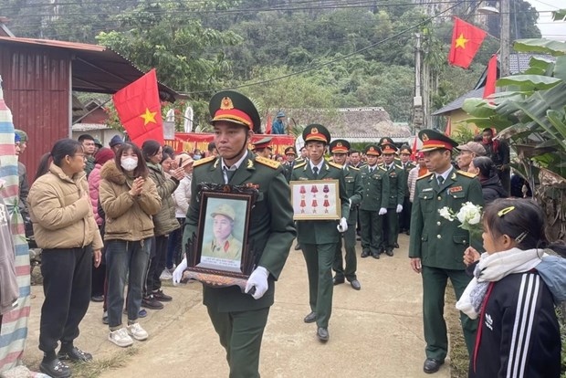 At a ceremony to receive martyrs' remains from Laos (Photo: VNA)