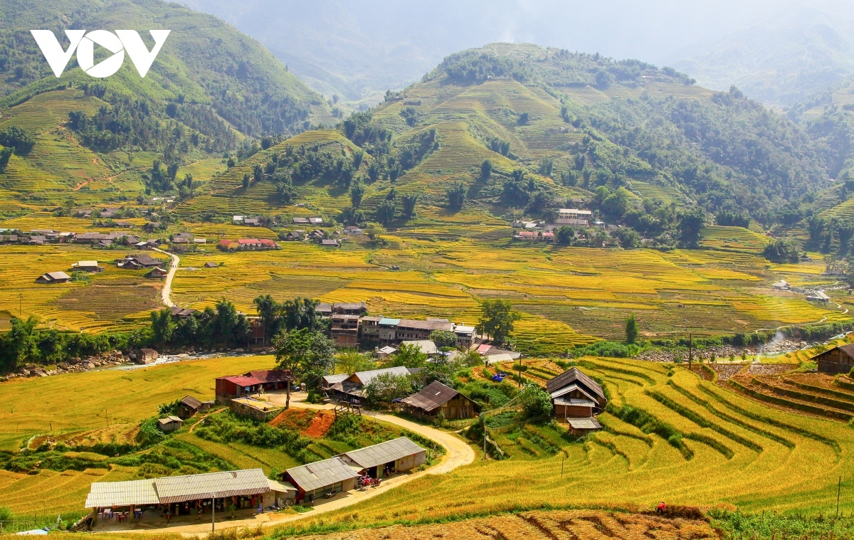 Sa Pa is renowned for its breathtaking landscapes, including terraced rice fields, lush valleys, and rugged mountain peaks.