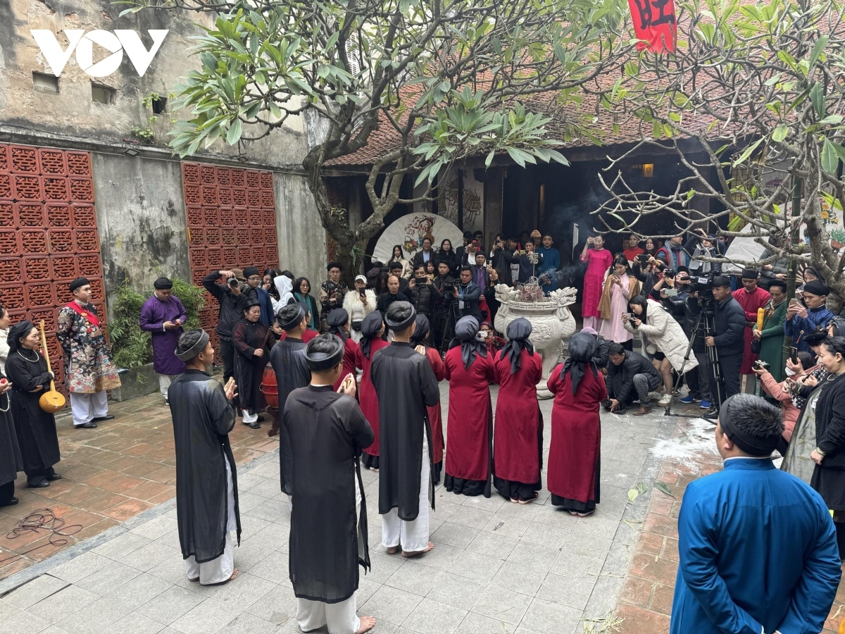 The Management Board of Hoan Kiem Lake and Hanoi Old Quarter re-enacts an old Tet festival at the opening ceremony of the annual “Tết Việt tết phố” programme held on January 28.