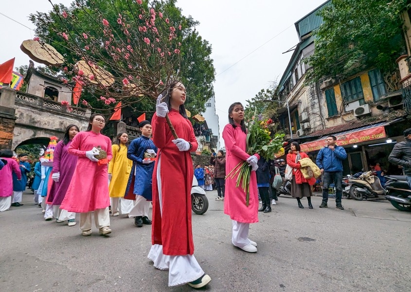 Over 100 young people don traditional costumes to join in a street parade held in Hanoi’s Old Quarter. (Photo: Anninhthudo.vn)