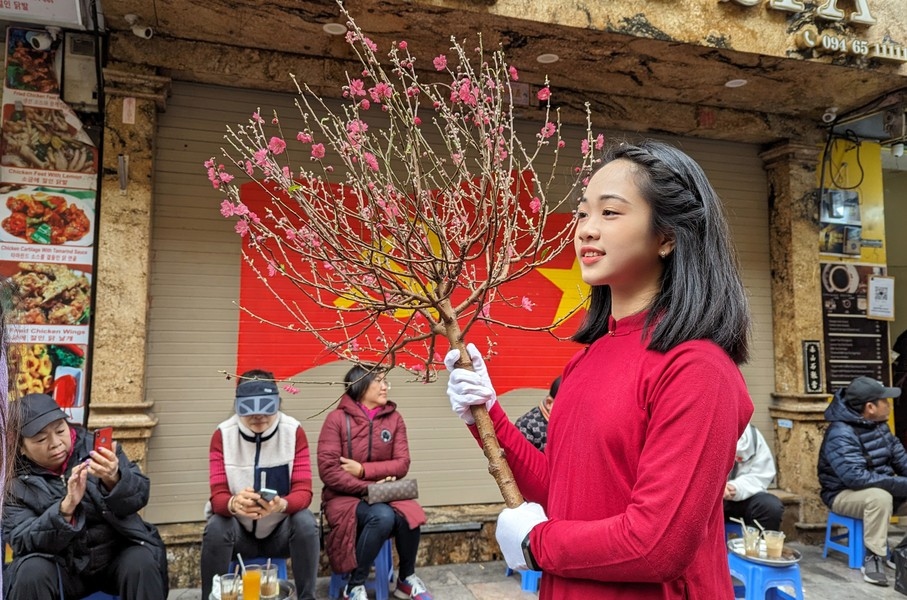 The fifth edition of the programme aims to help young people to gain a better understanding of traditional cultural values and contribute to preserving and promoting them. (Photo: Anninhthudo.vn)