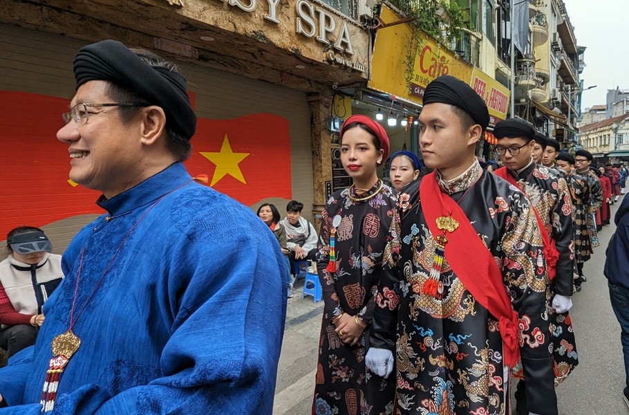 A delegation of the central province of Thua Thien-Hue also take part in the street parade. (Photo: Anninhthudo.vn)