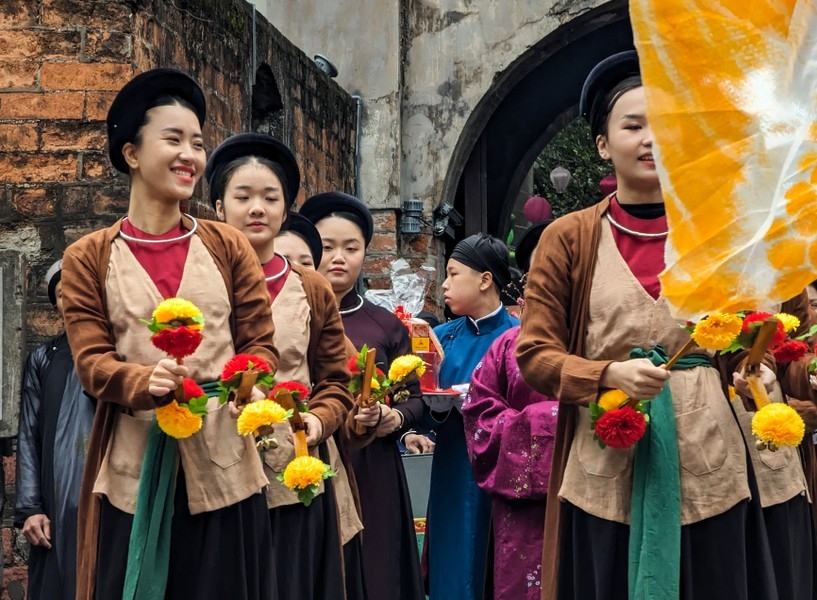 The delegation begins their journey at Heritage House at 87 Ma May street. They then travel across Dao Duy Tu, Hang Chieu, Hang Giay, Hang Buom, Ta Hien, and Hang Bac Streets before stopping at Kim Ngan Temple. (Photo: Anninhthudo.vn)