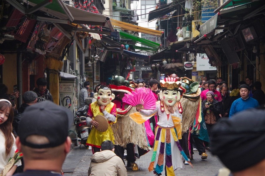 Cultural spaces in Hanoi's Old Quarter will be filled with traditional Tet activities from January 28 to February 9. (Photo: Anninhthudo.vn)