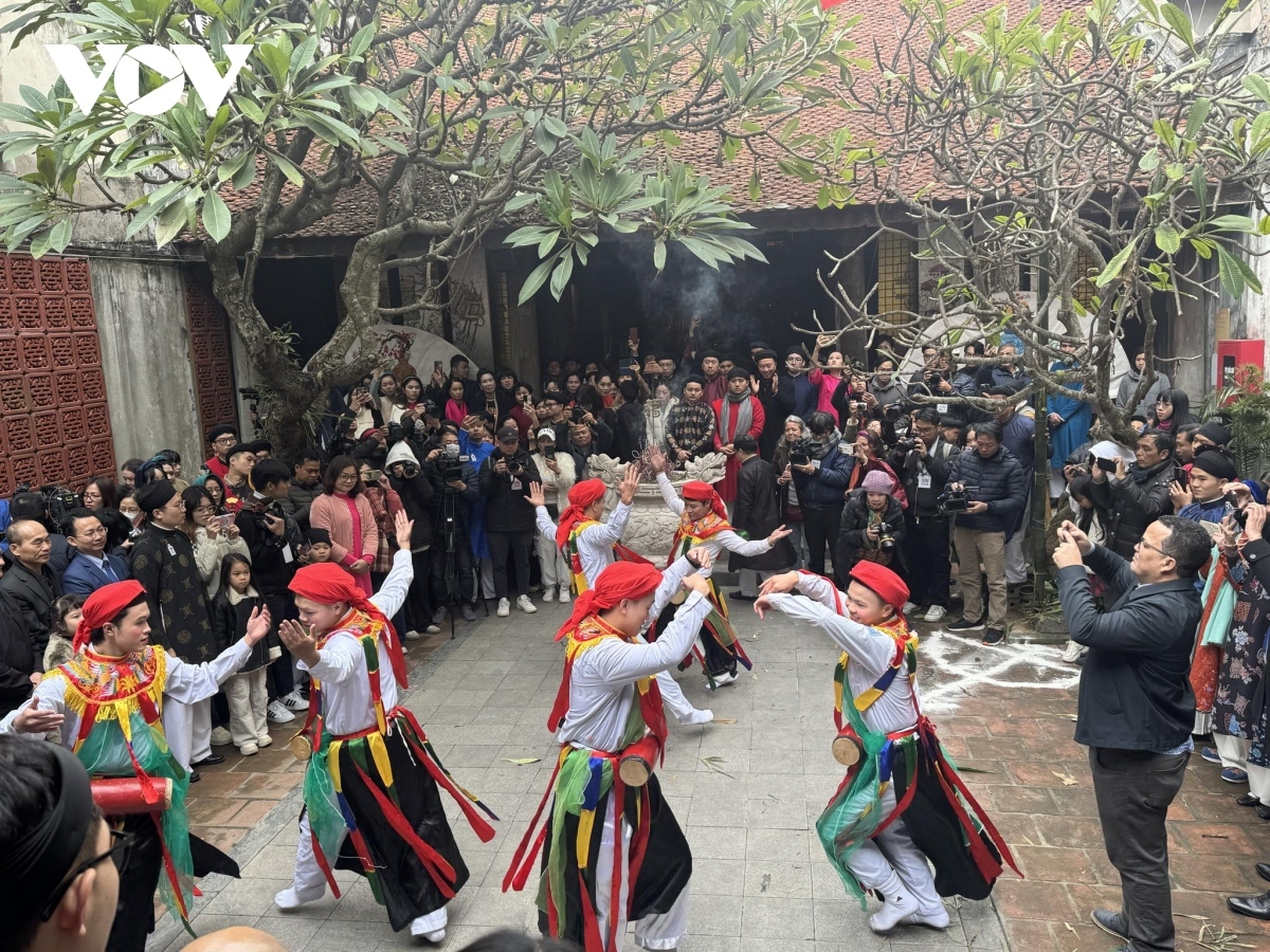 Other cultural addresses around Hanoi’s Old Quarter such as the Cultural and Arts Centre on Hang Buom street, Dong Lac Communal House on Hang Dao street, and the Old Quarter Heritage Information Centre on Hang Buom street will also introduce Vietnamese culture and Tet customs.