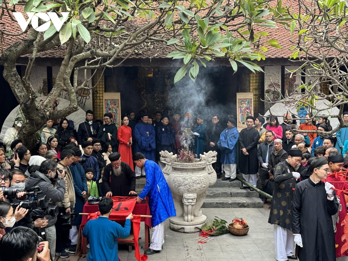 The opening activity is the ritual of erecting “Neu” tree at Kim Ngan Communal House.