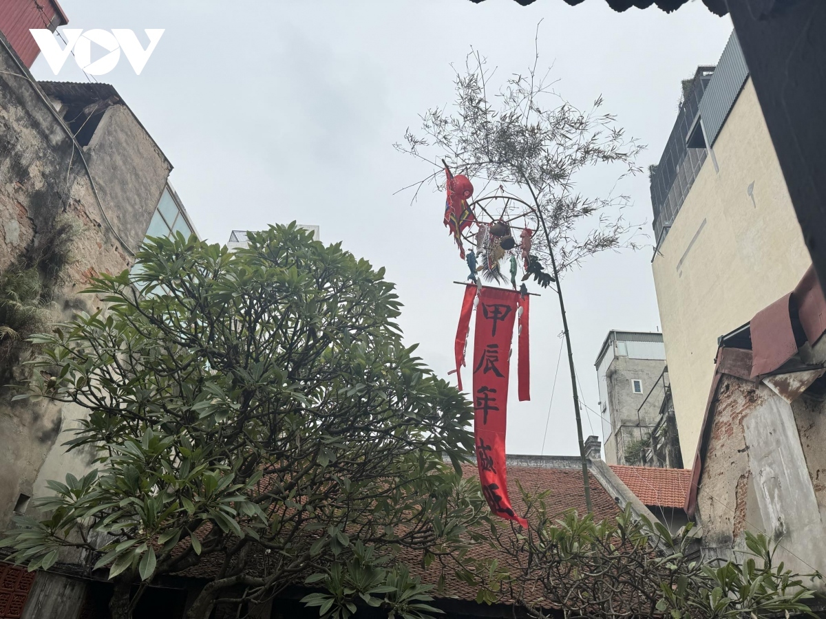 “Cay Neu”, a tall bamboo pole believed to be able to ward off evil so that the souls of the ancestors can enjoy Tet with their family members, the most important festival held in the Vietnamese calendar.