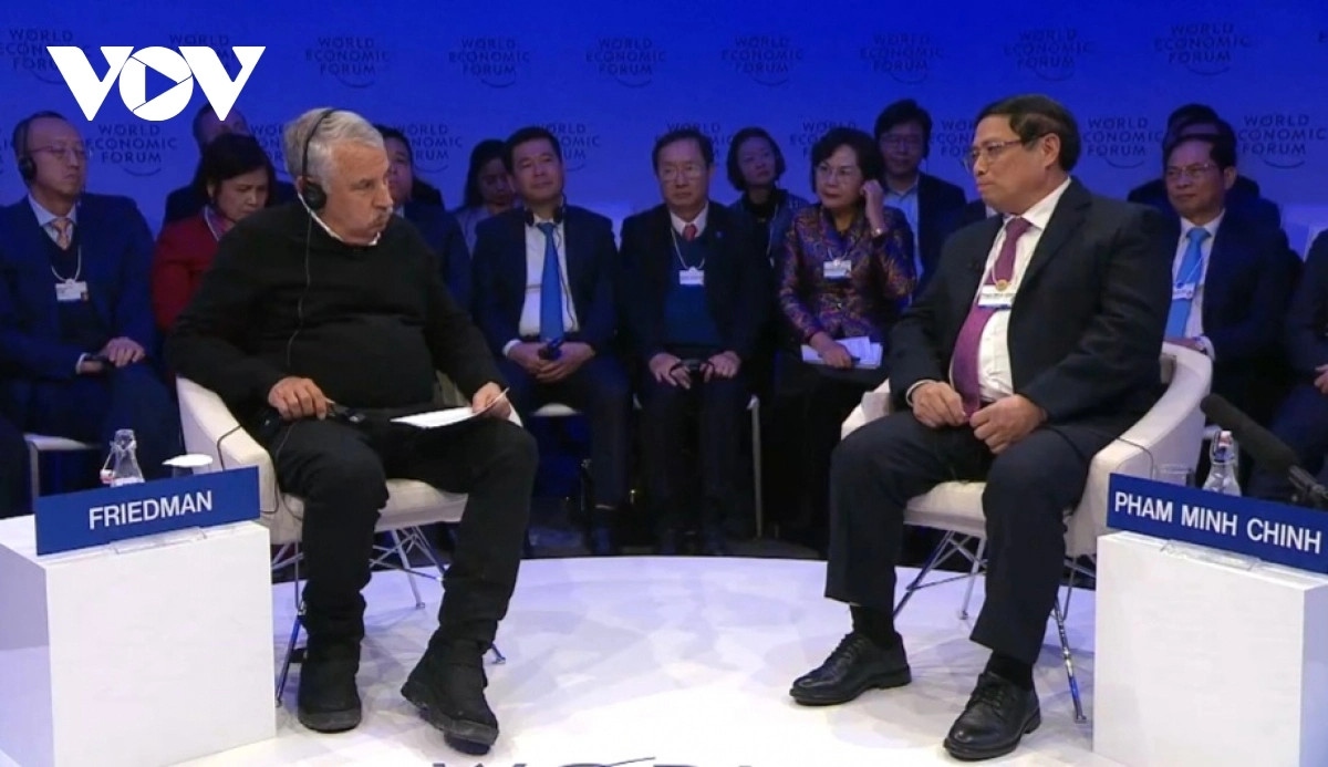 Vietnamese Prime Minister Pham Minh Chinh and moderator Thomas Friedman, opinion columnist of New York Times, during the dialogue.