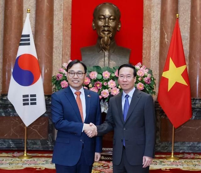 President Vo Van Thuong (R) receives RoK Ambassador Choi Young Sam, who presents his credentials, marking the start of his working term in Vietnam.