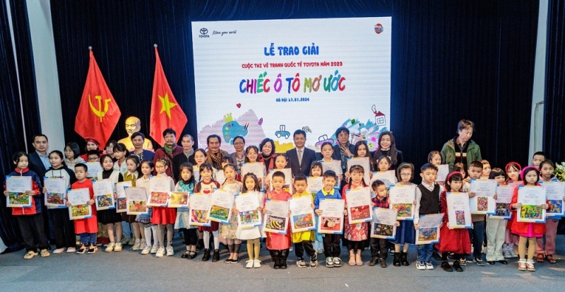 Vietnamese children are named as winners of the Toyota Dream Car Art Contest in Vietnam. (Photo: Congthuong.vn)