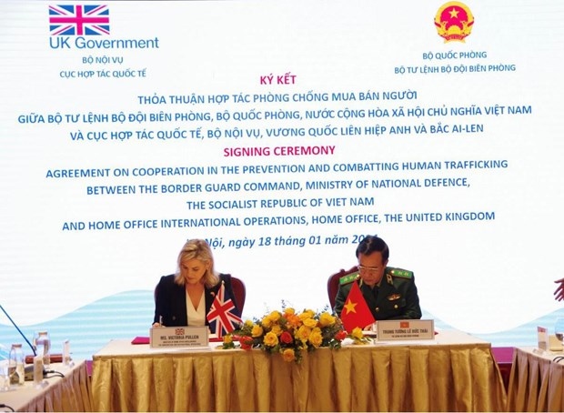 Commander of the Border Guard Command Lieutenant General Le Duc Thai and Head of Home Office International Operation of the UK’s Home Office Victoria Pullen at the signing ceremony. (Photo: bienphong.com.vn)