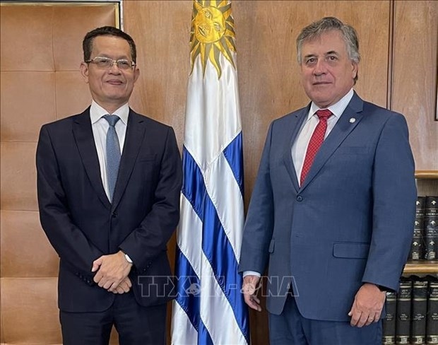 Vietnamese Ambassador to Uruguay Duong Quoc Thanh (L) and Uruguayan Minister of Foreign Affairs Omar Paganini. (Photo: VNA)