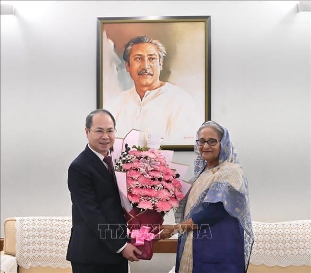 Prime Minister of Bangladesh Sheikh Hasina (R) and Vietnamese Ambassdor to Bangladesh Nguyen Manh Cuong at the meeting on January 9 (Photo: VNA)