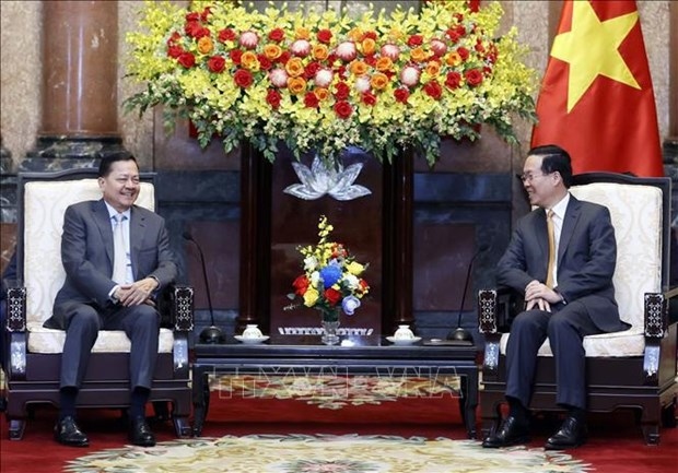 President Vo Van Thuong (R) receives Cambodian Deputy Prime Minister Neth Savoeun (Photo: VNA) 