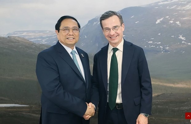 Prime Minister Pham Minh Chinh (L) meets his Swedish counterpart Ulf Kristersson on December 2, 2023 in Dubai, UAE on the occasion of the 28th United Nations Climate Change Conference (COP28) (Photo: VNA)