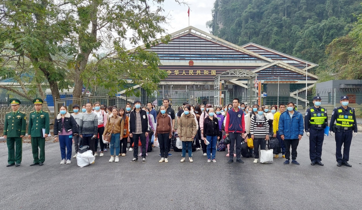 China has handed over 62 Vietnamese citizens illegally enering the mainland (Photo: congly.vn)
