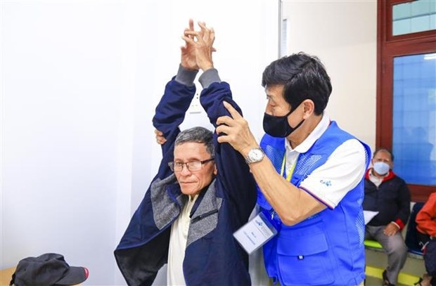 A doctor from the Republic of Korea’s Chung Ang University Hospital (CAU) gives free health check for patients in Quang Ngai province