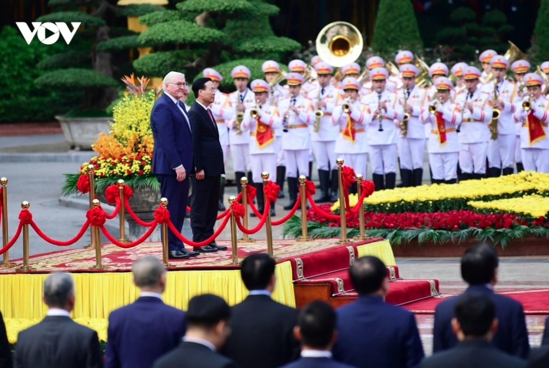 German President Frank-Walter Steinmeier and his wife arrived in Hanoi on January 23 morning, starting their two-day state visit to Vietnam at the invitation of President Vo Van Thuong and his spouse.