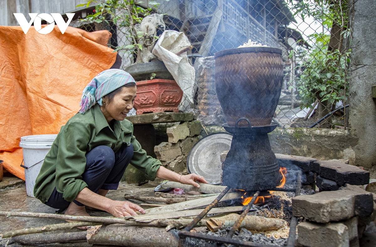 Every spring, white Thai families in Muong Lay town of Dien Bien province make Khẩu xén welcome the lunar new year and new spring.
