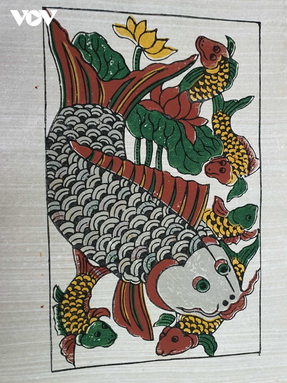 Lý Ngự Vọng Nguyệt: This painting is often specially hung during Tet in houses where people have to take exams that year. The painting implies that the students will study hard and then successfully pass the exams. It looks as if the carp can swim well and pass heaven’s gate to become the dragon.
