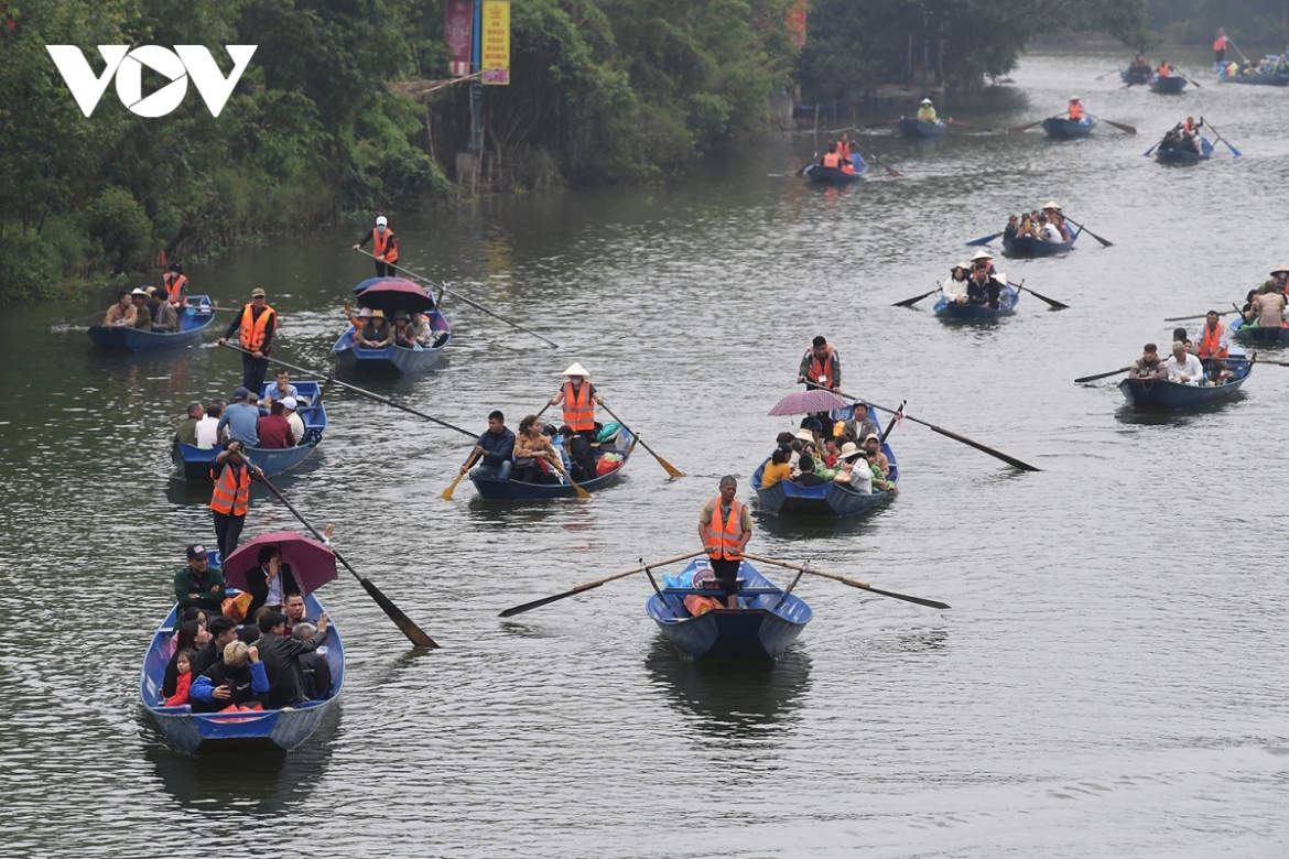 About 80,000 people have travelled to the site over the past three days. February 15 alone sees an estimated 40,000 people visit the site. The number of pilgrims to Huong Pagoda is anticipated to keep rising in the coming days, according to the management board of the complex.