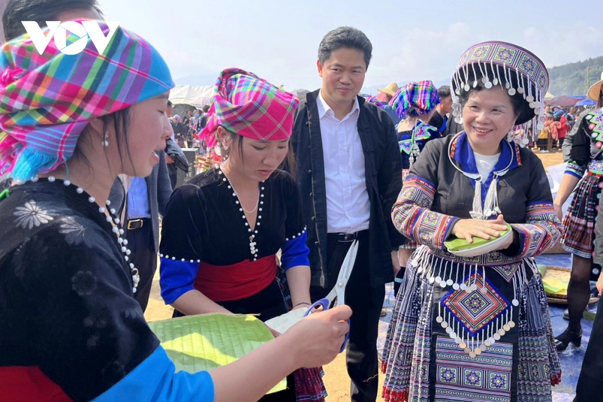 . Joining in the festival, Giang Pao My, secretary of the Lai Chau Provincial Party Committee, encourages local people to preserve their cultural identity.