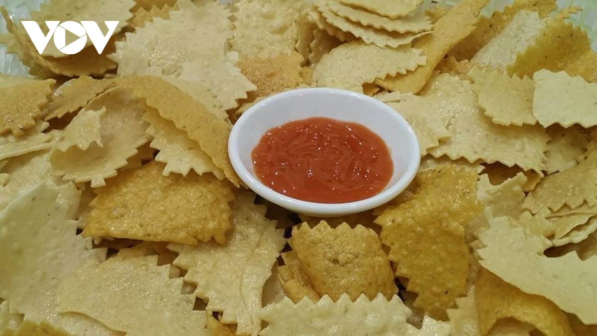 After being cut into small pieces, they are fried into golden, crispy, greasy cakes.