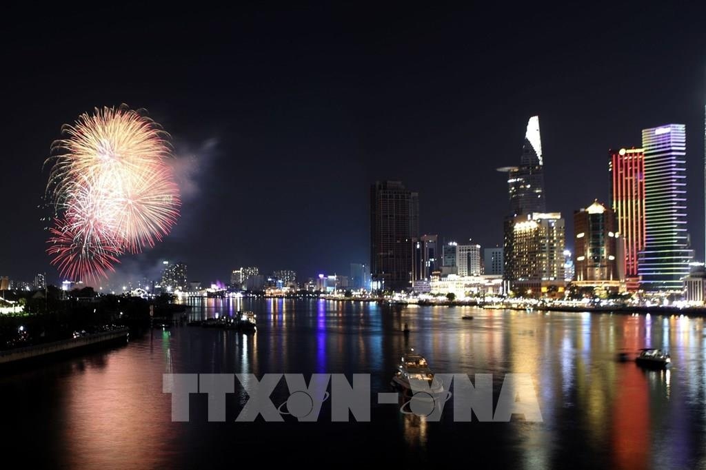 A fireworks display in Saigon River Tunnel area (Photo: VNA)