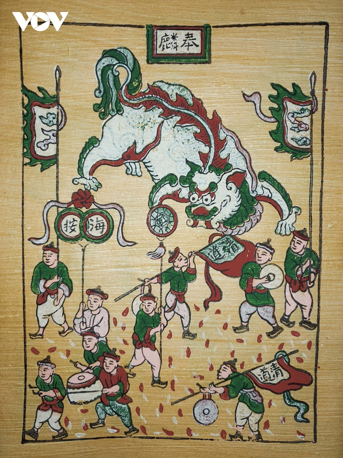 Lion dance: Lion dance is often performed on special occasions such as the Lunar New Year or Mid-Autumn Festival, because the image of the lion symbolizes prosperity and prosperity.