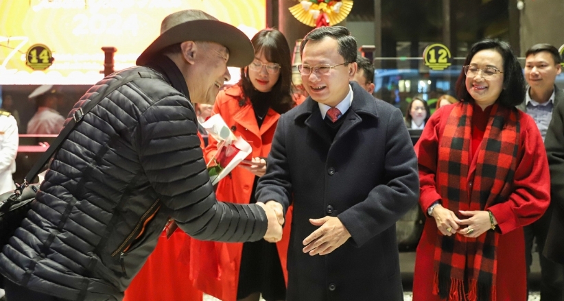 Chairman of the Quang Ninh provincial People's Committee Cao Tuong Huy welcomes the foreign tourists.