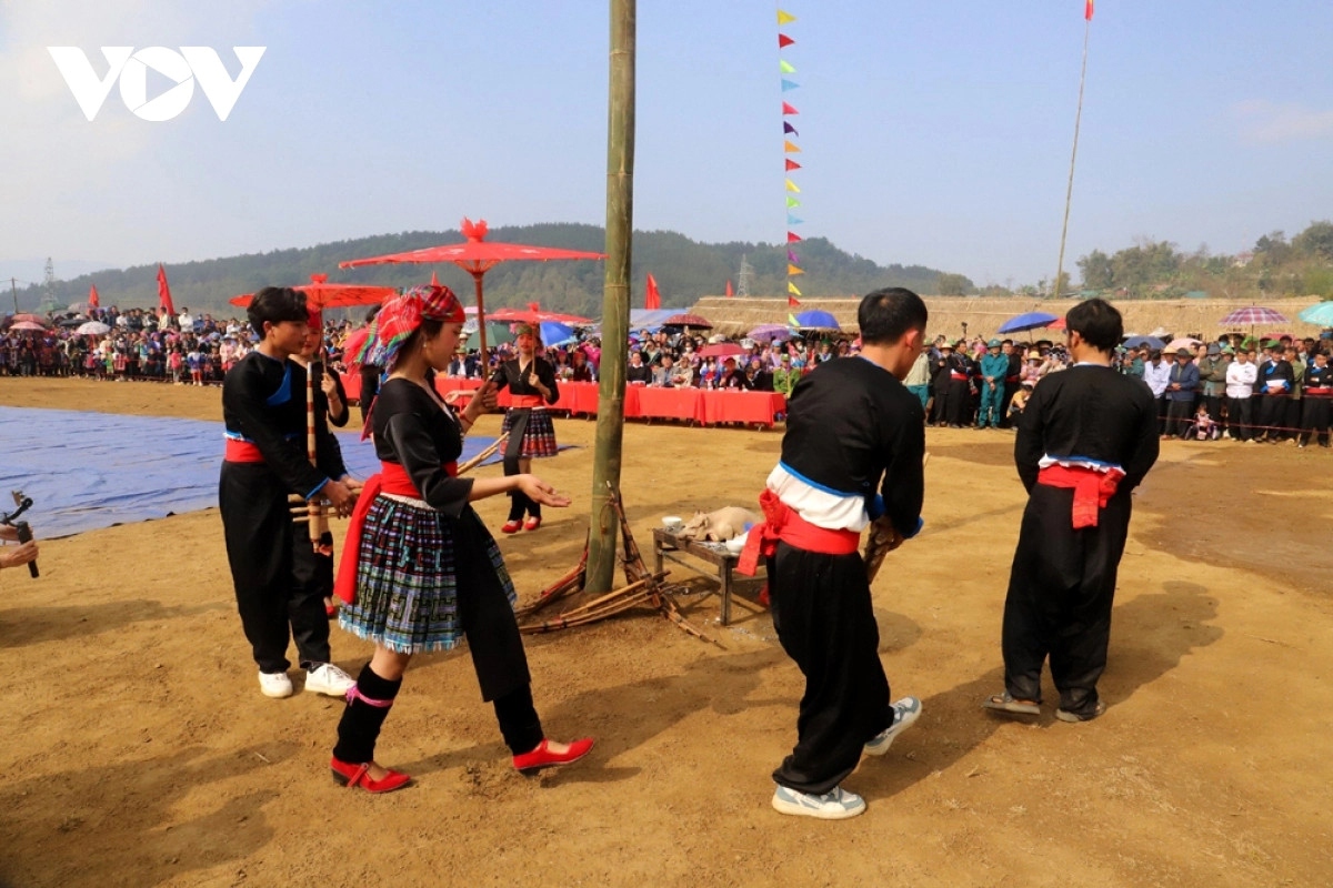 The festival begins with a bamboo pole worship ritual to thank heaven and earth, and deities for their blessings, giving people health and peace, as well as praying for blessings and fortune in the new year.