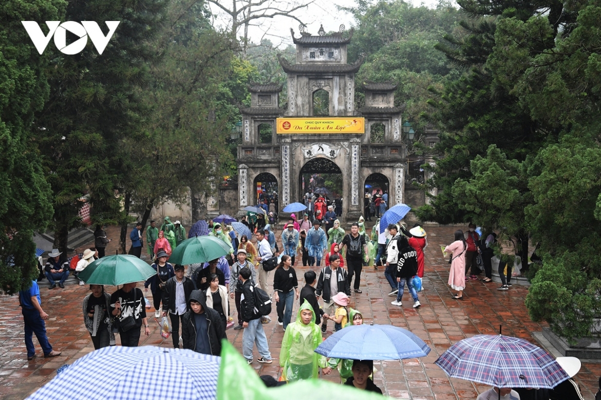 The annual festival aims to promote the value of the complex - a special national relic site. Diverse activities will be held during the event, including rowing, trekking, chèo (popular opera), and palanquin procession.