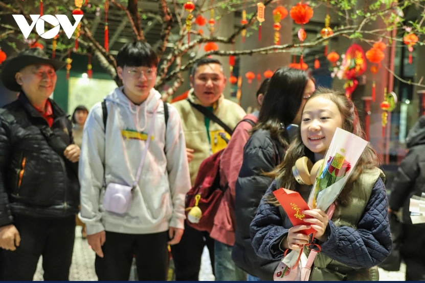 The young tourists excitedly showed off their lucky money