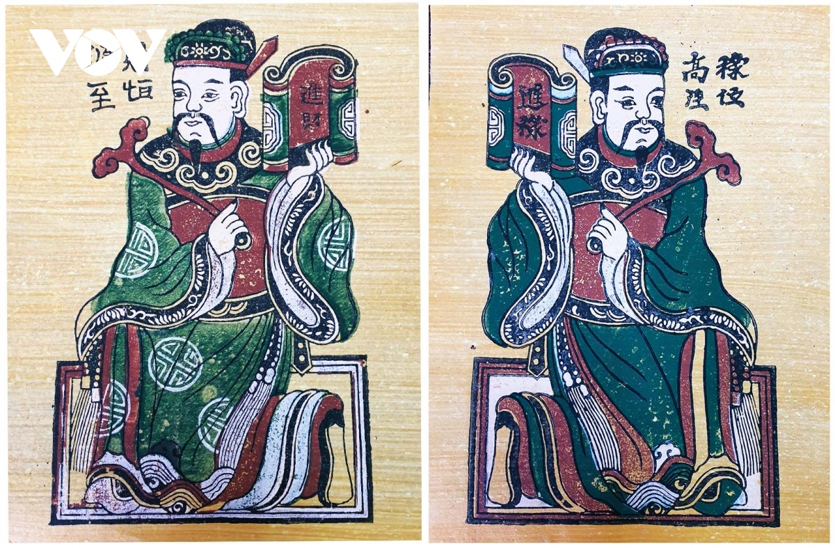 Tiến Tài – Tiến Lộc: On each picture is a deity, with one hand holding a scroll symbolizing education, and the other hand holding a scroll symbolizing divine power. The couplet represents ancient farmers’ wish to be supported by the God of Wealth.