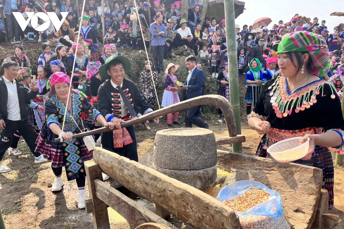In addition to the worship ritual, the festival also includes many cultural and sports activities held in a spring festival atmosphere.