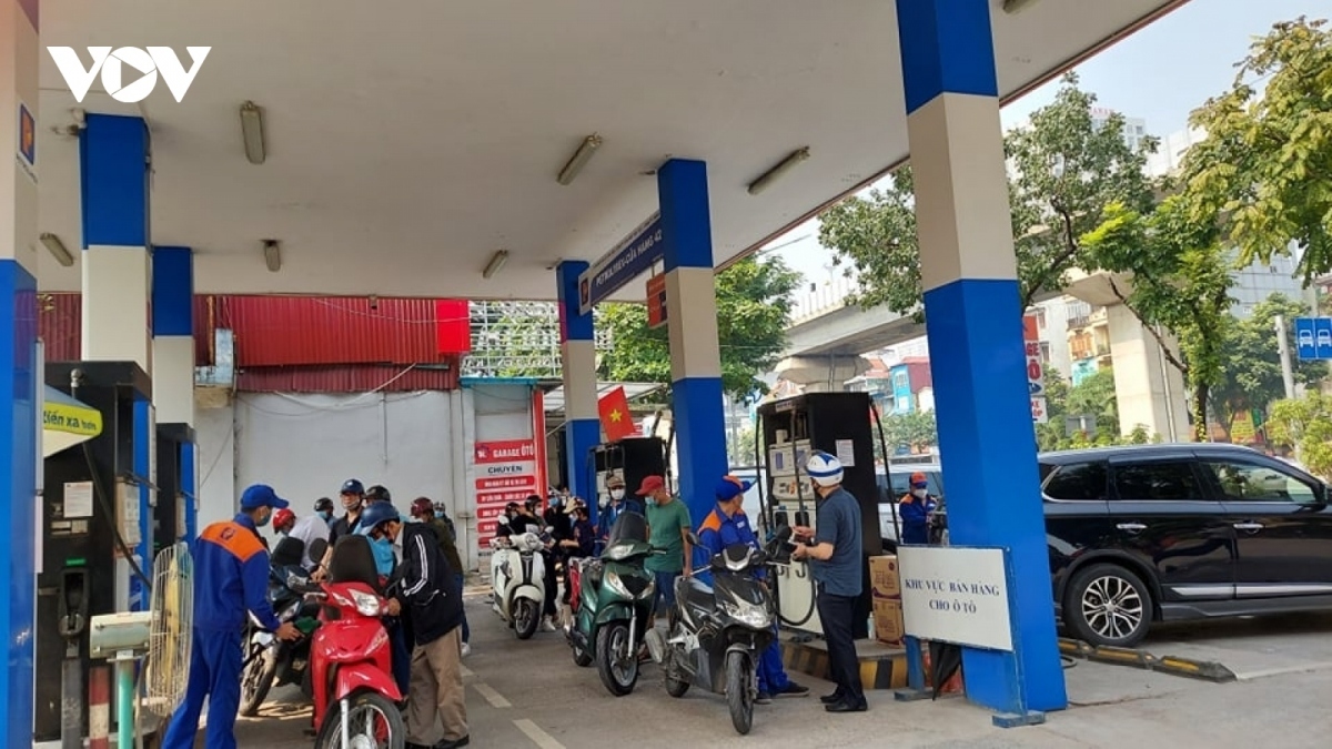 Petrol prices increase sharply to nearly VND24,000 per litre in latest adjustment