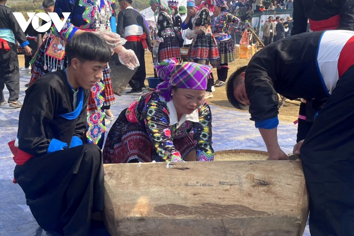Glutinous rice is pounded by hand using wooden mortars, and young men are very eager to engage in the contest.