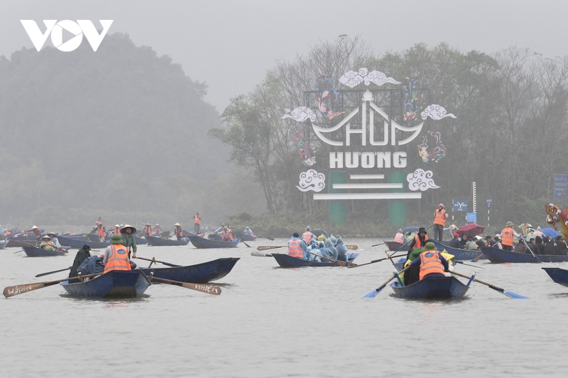 The highlight of this year’s festival is that boat management has been significantly improved, facilitating easier travel for tourists.
