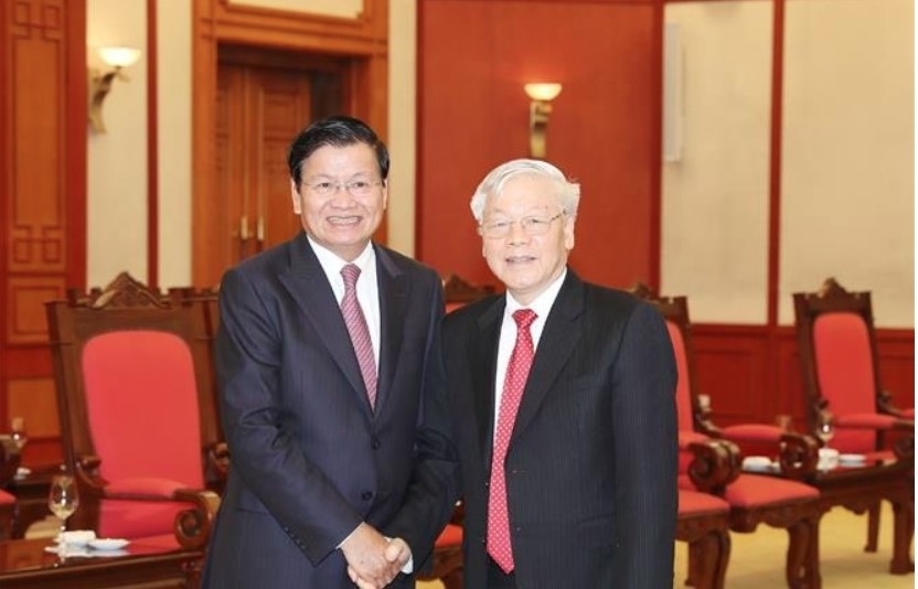 General Secretary of the Communist Party of Vietnam (CPV) Central Committee Nguyen Phu Trong (R) welcomes General Secretary of the Lao People's Revolutionary Party Central Committee and President of Laos Thongloun Sisoulith. (Photo: VNA)