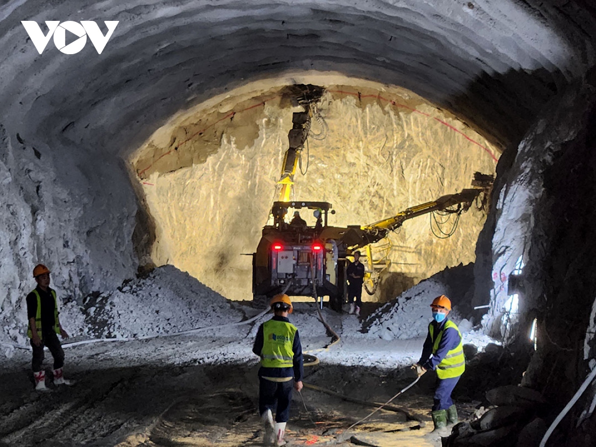 Engineers and workers are working tirelessly through the Tet holiday